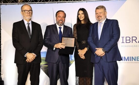 Ministro Alexandre Silveira recebe homenagem por contribuição ao setor mineral