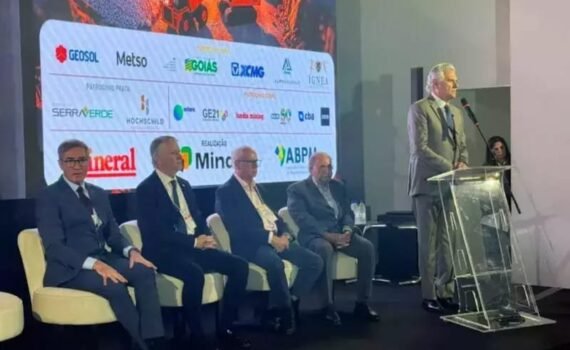 Caiado defende fortalecimento da pequena e média mineração na abertura da Brasmin