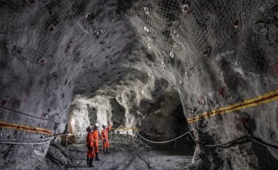 AngloGold registra crescimento de 186% no lucro e 16% na produção em 2025