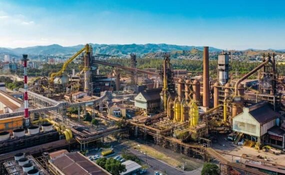 Usiminas reverte prejuízo e tem lucro de R$ 129 milhões no 4º trimestre